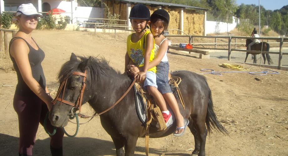 Niños Montando durante un Campamento- Cortijo Las Minas