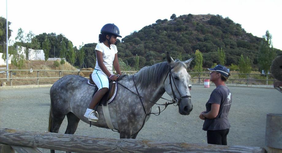 Dorcas Enseñando a Montar a Una Niña- Cortijo Las Minas